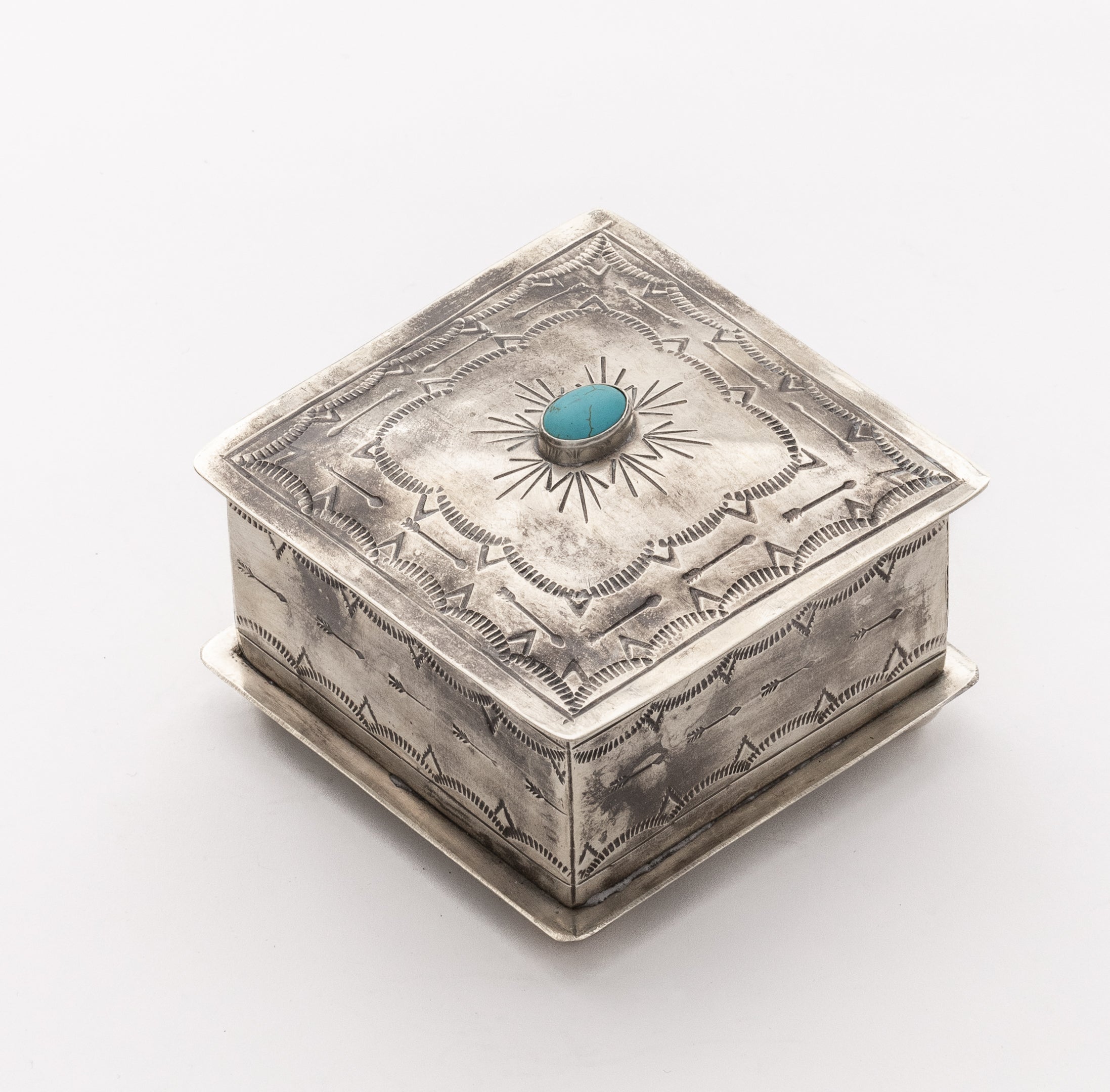 Silver Jewelry Box: Safeguarding Your Precious Treasures in Style缩略图