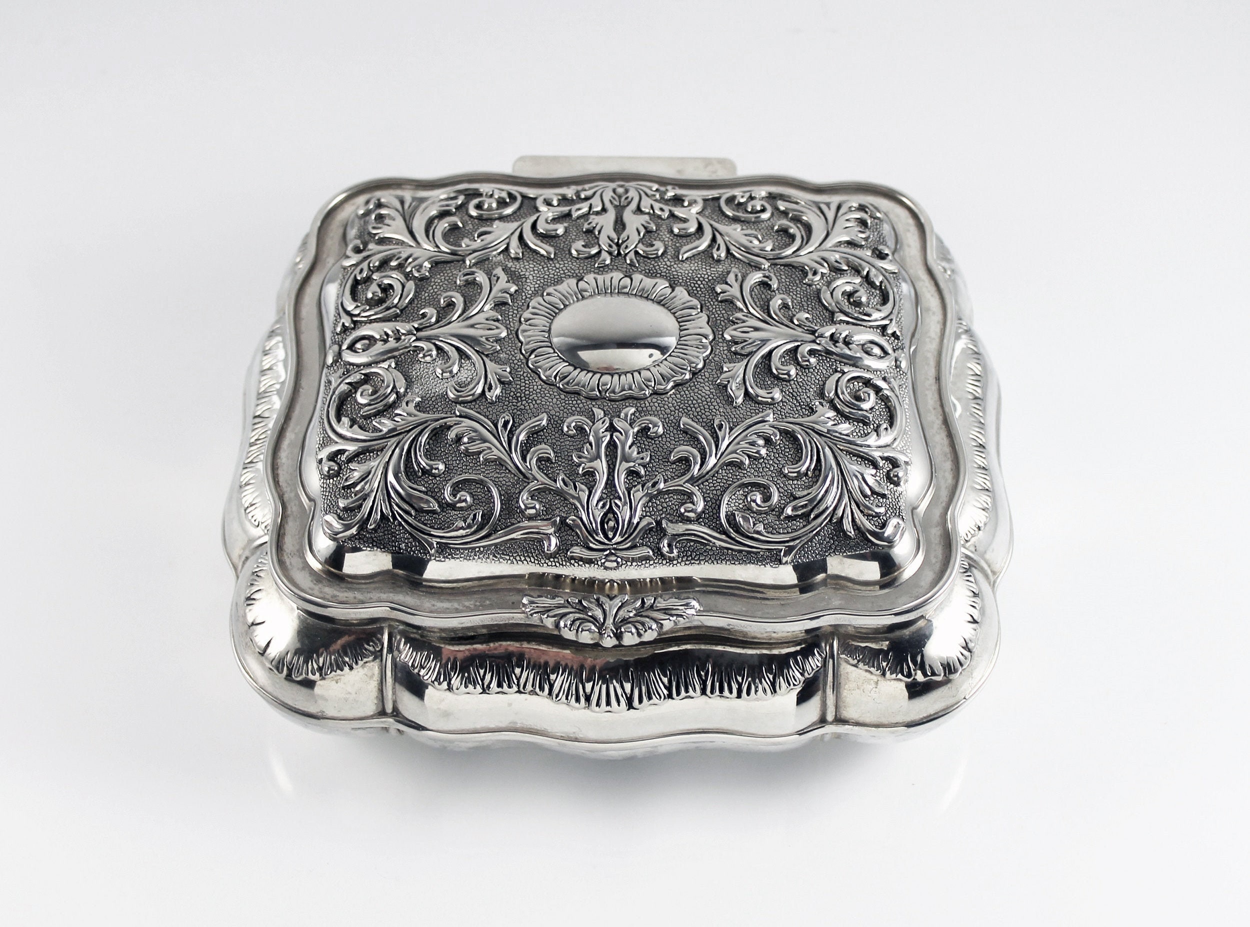 Silver Jewelry Box: Safeguarding Your Precious Treasures in Style插图3