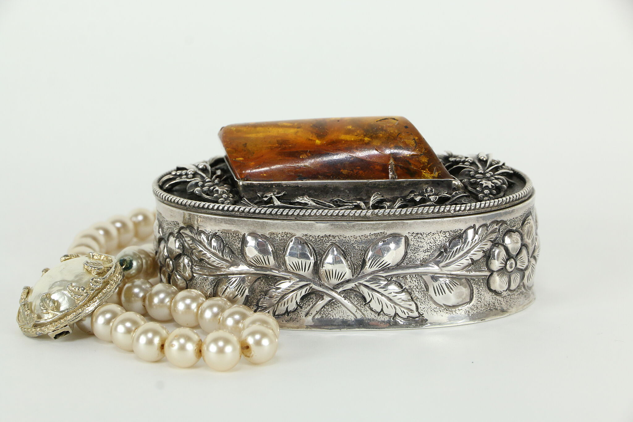 Silver Jewelry Box: Safeguarding Your Precious Treasures in Style插图4