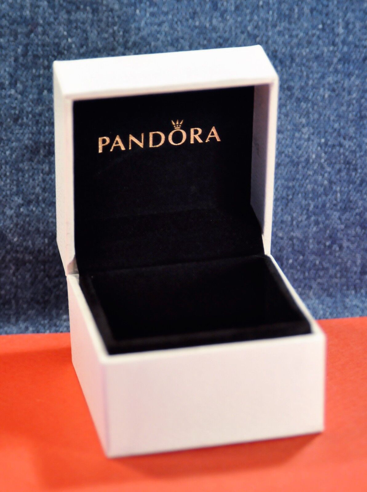 Pandora’s Box Jewelry: A Look at Their Collections and Styles缩略图